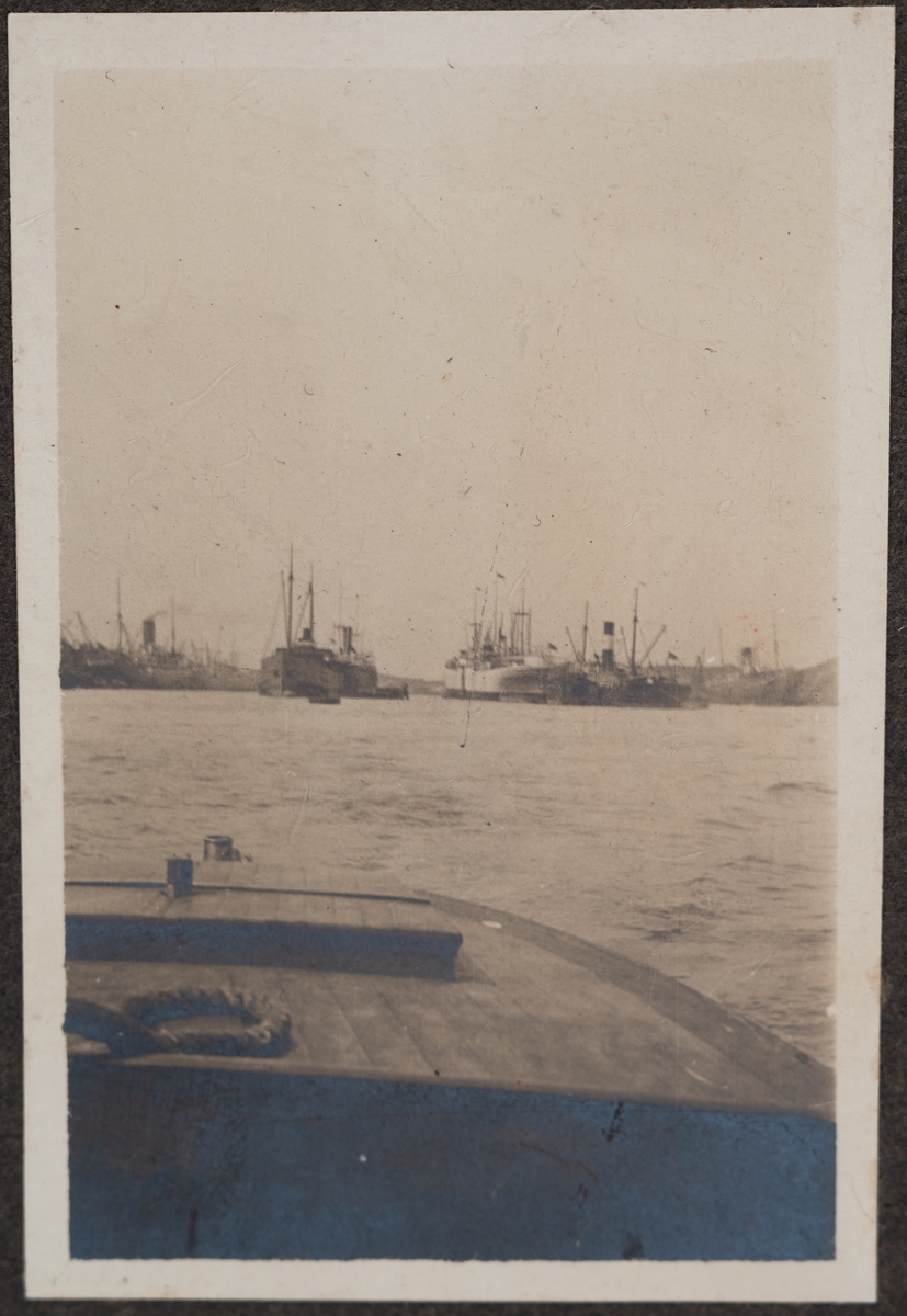 S/S Balboa för ankar i Göteborgs hamn. Fotograferad från en slup på väg in mot land.
Bildtext: "Farväl av Balboa!"