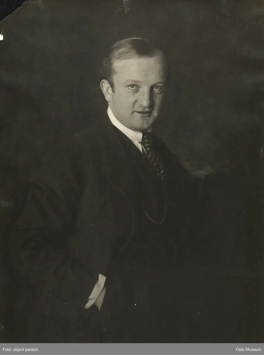 portrett, mann, skuespiller, sanger, sceneinstruktør, teatersjef. stående halvfigur