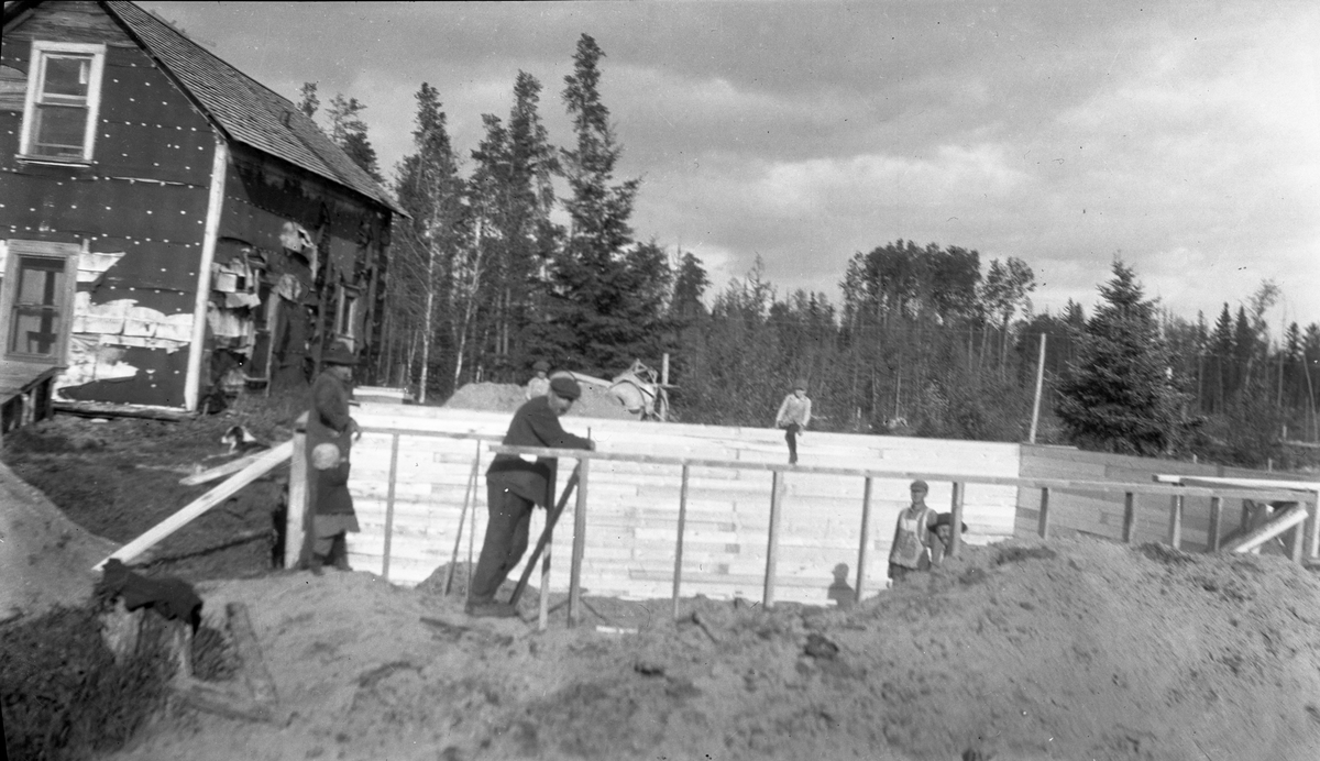 Husbygging - Jon Voldens hus under bygging, Saum, Battle River, Minnesota