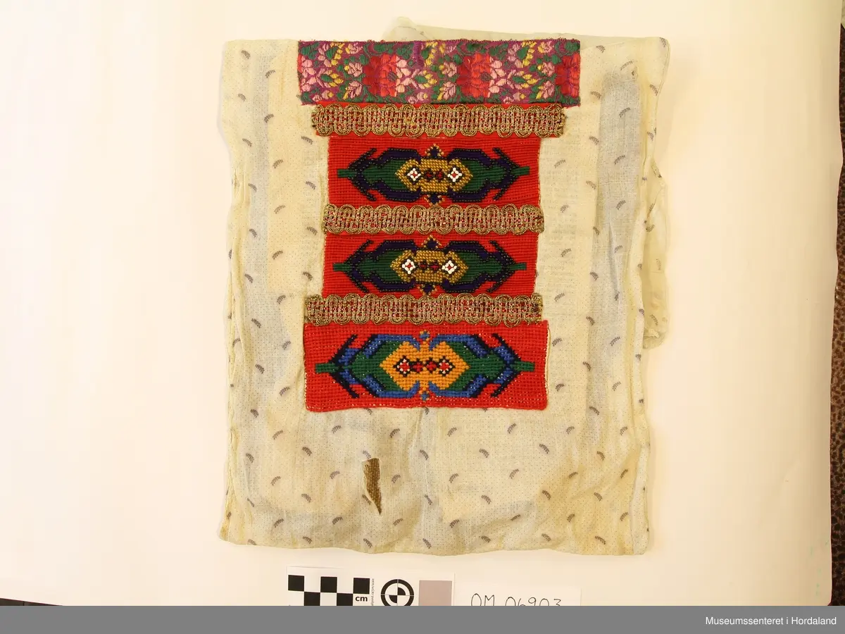 perler, ulltråd og blomstra silkebård øverst, gullband