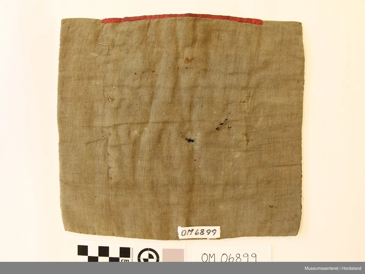 vevde band samansett med gullband i mellom.