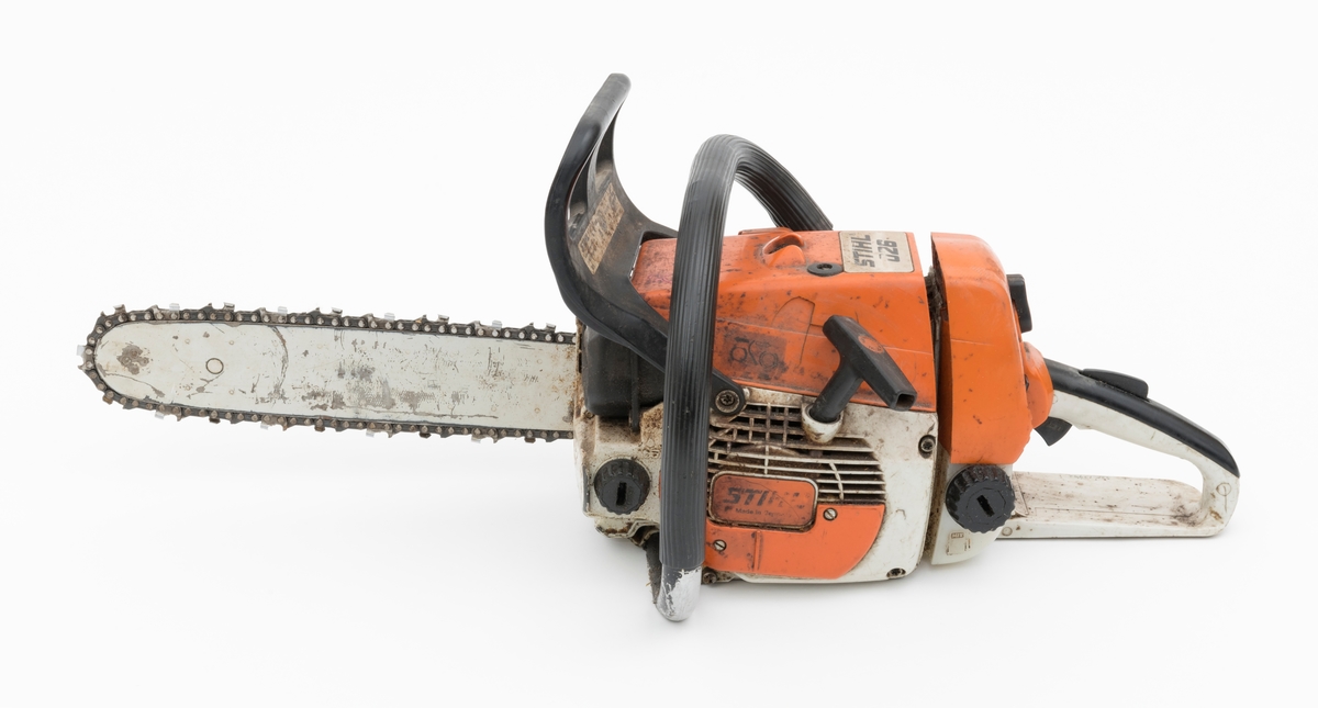Motorsag av typen Stihl 026 beregnet for en person, enmannssag, med påmontert sverd og sagkjede. For registrator ser saga ut til å være komplett. Stramming av sagkjedet skjer på denne sagmodellen rett inn fra siden på høyre sidedeksel. Forgassersystemet (membranforgasseren) kan snus i ulike vinkler uten at det påvirker motorens gang. Dermed kan saga brukes til felling, kapping og kvisting uten at motoren stopper. Foran fremre håndtaksbøyle er det påmontert en svart vernebøyle/verneskjerm for venstre hånd. Kjedebremsen utløses når bøylen presses fremover og om saga gjør et uventet kast (tilbakeslag). Saga er blant annet utstyrt med varme i håndtakene og en dekompresjonsventil.  Ventilen, som er plassert oppå toppen av sylinderen, reduserer kompresjonstrykket i sylinderen slik at motstanden reduseres under start av saga. 

Sags komponenter er i hovedsak utført i stål, aluminium og presstøpte metallegeringer. Det er også endel komponenter i plast og gummi.  Saga har stående sylinder med eksospotte, lydpotte, (lyddemper) i front. Påfylling for bensin på venstre side bak på sagkroppen, tanken er plassert bak motoren. Kjedeoljetanken gjenfinnes foran på motorkroppen med påfylling på venstre side. Fremre håndtaksbøyle, som omslutter sagkroppen, er innfestet under sagkroppen på venstre side. På høyre side er den skrudd fast til sagkroppen rett bak bak sidedekselet.  Bryter for varmen i håndtaket gjenfinnes mellom skruene for innfesting av bøylen i sagkroppen.  Bøylen er  polstret med et svart riflete gummibelegg. 
Bakre håndtak, som er utformet som et pistolgrep, har gasshendel og gassperre i montert i håndtaket. Håndtaket har også høyrehåndsvern. 
Saga er avvibrert med gummielementer som reduserer vibrasjonene fra sagkroppen og sagkjedet til håndtakene. 
Stoppknappen gjenfinnes rett ved siden av det bakre håndtaket. Knappen har tre funksjoner: stopp, choke og halvgass. Tilgang til forgasserens justeringsdyser fås på høyre side av sagkroppen, rett ved siden av luftfilterdekselet. 

Fra en medfølgede lapp til og andre kilder gjengis det her noen tekniske spesifikasjoner for saga: 
Motor: Totaktsmotor
Sylindervolum: 48,7 kubikkcentimeter.
Ytelse: 3,5 hestekrefter.
Vekt: 5,7 kg.
Drivstofftank: 0,47 liter. 
Oljetank: 0,32 liter.

For en teknisk beskrivelse av saga se vedlagt fil under fanen "Referanser til filer".