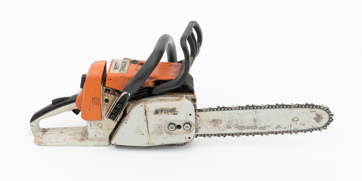 Motorsag av typen Stihl 026 beregnet for en person, enmannssag, med påmontert sverd og sagkjede. For registrator ser saga ut til å være komplett. Stramming av sagkjedet skjer på denne sagmodellen rett inn fra siden på høyre sidedeksel. Forgassersystemet (membranforgasseren) kan snus i ulike vinkler uten at det påvirker motorens gang. Dermed kan saga brukes til felling, kapping og kvisting uten at motoren stopper. Foran fremre håndtaksbøyle er det påmontert en svart vernebøyle/verneskjerm for venstre hånd. Kjedebremsen utløses når bøylen presses fremover og om saga gjør et uventet kast (tilbakeslag). Saga er blant annet utstyrt med varme i håndtakene og en dekompresjonsventil.  Ventilen, som er plassert oppå toppen av sylinderen, reduserer kompresjonstrykket i sylinderen slik at motstanden reduseres under start av saga. 

Sags komponenter er i hovedsak utført i stål, aluminium og presstøpte metallegeringer. Det er også endel komponenter i plast og gummi.  Saga har stående sylinder med eksospotte, lydpotte, (lyddemper) i front. Påfylling for bensin på venstre side bak på sagkroppen, tanken er plassert bak motoren. Kjedeoljetanken gjenfinnes foran på motorkroppen med påfylling på venstre side. Fremre håndtaksbøyle, som omslutter sagkroppen, er innfestet under sagkroppen på venstre side. På høyre side er den skrudd fast til sagkroppen rett bak bak sidedekselet.  Bryter for varmen i håndtaket gjenfinnes mellom skruene for innfesting av bøylen i sagkroppen.  Bøylen er  polstret med et svart riflete gummibelegg. 
Bakre håndtak, som er utformet som et pistolgrep, har gasshendel og gassperre i montert i håndtaket. Håndtaket har også høyrehåndsvern. 
Saga er avvibrert med gummielementer som reduserer vibrasjonene fra sagkroppen og sagkjedet til håndtakene. 
Stoppknappen gjenfinnes rett ved siden av det bakre håndtaket. Knappen har tre funksjoner: stopp, choke og halvgass. Tilgang til forgasserens justeringsdyser fås på høyre side av sagkroppen, rett ved siden av luftfilterdekselet. 

Fra en medfølgede lapp til og andre kilder gjengis det her noen tekniske spesifikasjoner for saga: 
Motor: Totaktsmotor
Sylindervolum: 48,7 kubikkcentimeter.
Ytelse: 3,5 hestekrefter.
Vekt: 5,7 kg.
Drivstofftank: 0,47 liter. 
Oljetank: 0,32 liter.

For en teknisk beskrivelse av saga se vedlagt fil under fanen "Referanser til filer".