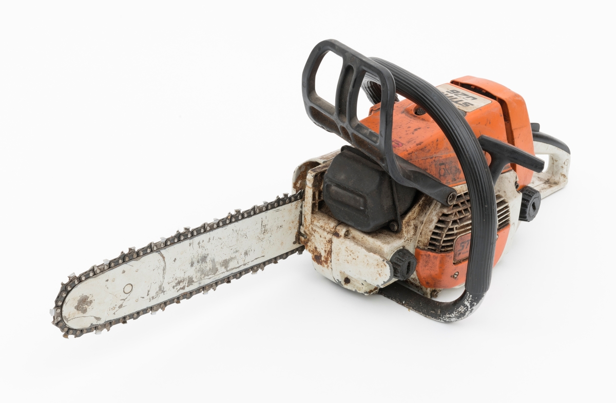 Motorsag av typen Stihl 026 beregnet for en person, enmannssag, med påmontert sverd og sagkjede. For registrator ser saga ut til å være komplett. Stramming av sagkjedet skjer på denne sagmodellen rett inn fra siden på høyre sidedeksel. Forgassersystemet (membranforgasseren) kan snus i ulike vinkler uten at det påvirker motorens gang. Dermed kan saga brukes til felling, kapping og kvisting uten at motoren stopper. Foran fremre håndtaksbøyle er det påmontert en svart vernebøyle/verneskjerm for venstre hånd. Kjedebremsen utløses når bøylen presses fremover og om saga gjør et uventet kast (tilbakeslag). Saga er blant annet utstyrt med varme i håndtakene og en dekompresjonsventil.  Ventilen, som er plassert oppå toppen av sylinderen, reduserer kompresjonstrykket i sylinderen slik at motstanden reduseres under start av saga. 

Sags komponenter er i hovedsak utført i stål, aluminium og presstøpte metallegeringer. Det er også endel komponenter i plast og gummi.  Saga har stående sylinder med eksospotte, lydpotte, (lyddemper) i front. Påfylling for bensin på venstre side bak på sagkroppen, tanken er plassert bak motoren. Kjedeoljetanken gjenfinnes foran på motorkroppen med påfylling på venstre side. Fremre håndtaksbøyle, som omslutter sagkroppen, er innfestet under sagkroppen på venstre side. På høyre side er den skrudd fast til sagkroppen rett bak bak sidedekselet.  Bryter for varmen i håndtaket gjenfinnes mellom skruene for innfesting av bøylen i sagkroppen.  Bøylen er  polstret med et svart riflete gummibelegg. 
Bakre håndtak, som er utformet som et pistolgrep, har gasshendel og gassperre i montert i håndtaket. Håndtaket har også høyrehåndsvern. 
Saga er avvibrert med gummielementer som reduserer vibrasjonene fra sagkroppen og sagkjedet til håndtakene. 
Stoppknappen gjenfinnes rett ved siden av det bakre håndtaket. Knappen har tre funksjoner: stopp, choke og halvgass. Tilgang til forgasserens justeringsdyser fås på høyre side av sagkroppen, rett ved siden av luftfilterdekselet. 

Fra en medfølgede lapp til og andre kilder gjengis det her noen tekniske spesifikasjoner for saga: 
Motor: Totaktsmotor
Sylindervolum: 48,7 kubikkcentimeter.
Ytelse: 3,5 hestekrefter.
Vekt: 5,7 kg.
Drivstofftank: 0,47 liter. 
Oljetank: 0,32 liter.

For en teknisk beskrivelse av saga se vedlagt fil under fanen "Referanser til filer".