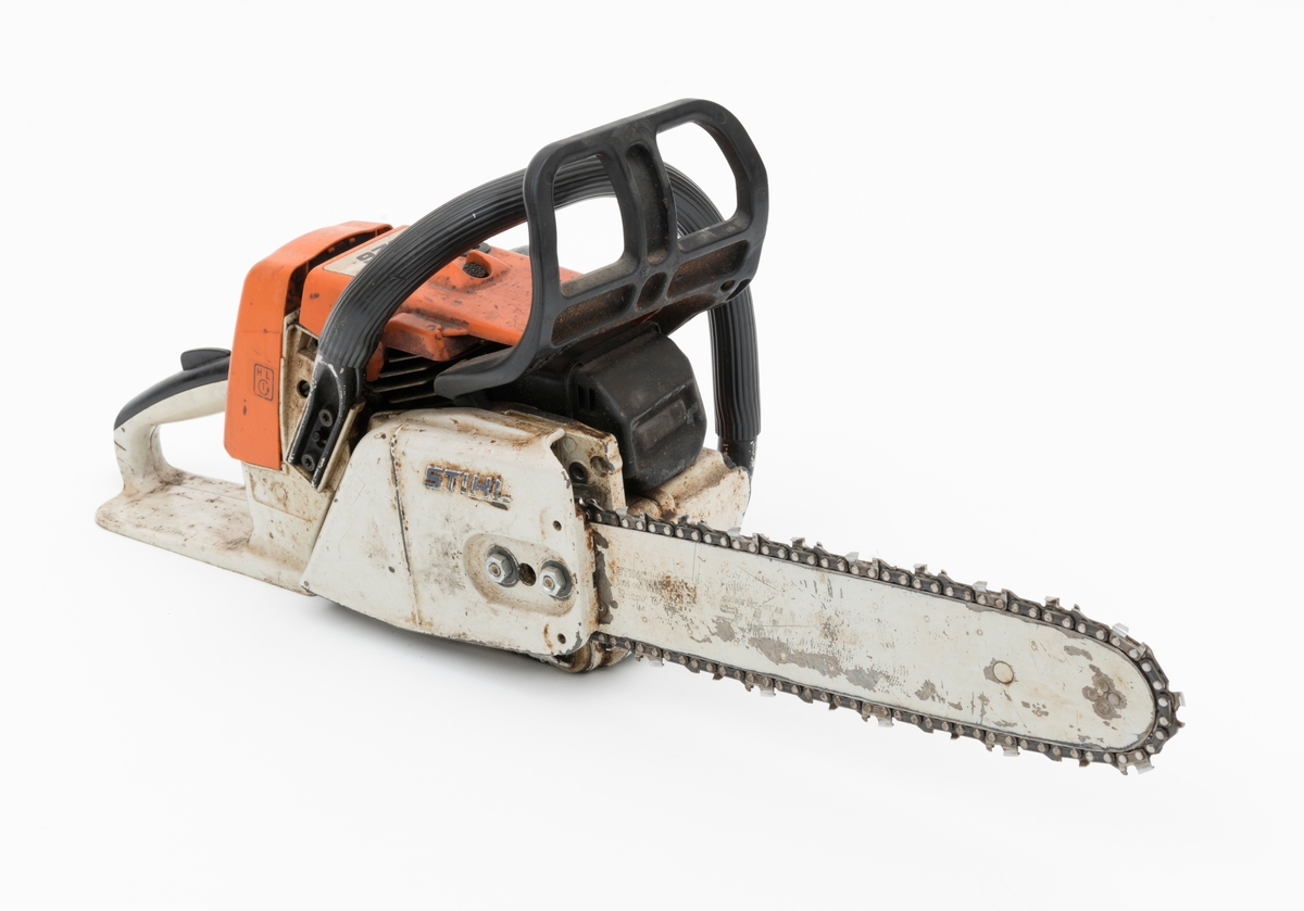 Motorsag av typen Stihl 026 beregnet for en person, enmannssag, med påmontert sverd og sagkjede. For registrator ser saga ut til å være komplett. Stramming av sagkjedet skjer på denne sagmodellen rett inn fra siden på høyre sidedeksel. Forgassersystemet (membranforgasseren) kan snus i ulike vinkler uten at det påvirker motorens gang. Dermed kan saga brukes til felling, kapping og kvisting uten at motoren stopper. Foran fremre håndtaksbøyle er det påmontert en svart vernebøyle/verneskjerm for venstre hånd. Kjedebremsen utløses når bøylen presses fremover og om saga gjør et uventet kast (tilbakeslag). Saga er blant annet utstyrt med varme i håndtakene og en dekompresjonsventil.  Ventilen, som er plassert oppå toppen av sylinderen, reduserer kompresjonstrykket i sylinderen slik at motstanden reduseres under start av saga. 

Sags komponenter er i hovedsak utført i stål, aluminium og presstøpte metallegeringer. Det er også endel komponenter i plast og gummi.  Saga har stående sylinder med eksospotte, lydpotte, (lyddemper) i front. Påfylling for bensin på venstre side bak på sagkroppen, tanken er plassert bak motoren. Kjedeoljetanken gjenfinnes foran på motorkroppen med påfylling på venstre side. Fremre håndtaksbøyle, som omslutter sagkroppen, er innfestet under sagkroppen på venstre side. På høyre side er den skrudd fast til sagkroppen rett bak bak sidedekselet.  Bryter for varmen i håndtaket gjenfinnes mellom skruene for innfesting av bøylen i sagkroppen.  Bøylen er  polstret med et svart riflete gummibelegg. 
Bakre håndtak, som er utformet som et pistolgrep, har gasshendel og gassperre i montert i håndtaket. Håndtaket har også høyrehåndsvern. 
Saga er avvibrert med gummielementer som reduserer vibrasjonene fra sagkroppen og sagkjedet til håndtakene. 
Stoppknappen gjenfinnes rett ved siden av det bakre håndtaket. Knappen har tre funksjoner: stopp, choke og halvgass. Tilgang til forgasserens justeringsdyser fås på høyre side av sagkroppen, rett ved siden av luftfilterdekselet. 

Fra en medfølgede lapp til og andre kilder gjengis det her noen tekniske spesifikasjoner for saga: 
Motor: Totaktsmotor
Sylindervolum: 48,7 kubikkcentimeter.
Ytelse: 3,5 hestekrefter.
Vekt: 5,7 kg.
Drivstofftank: 0,47 liter. 
Oljetank: 0,32 liter.

For en teknisk beskrivelse av saga se vedlagt fil under fanen "Referanser til filer".