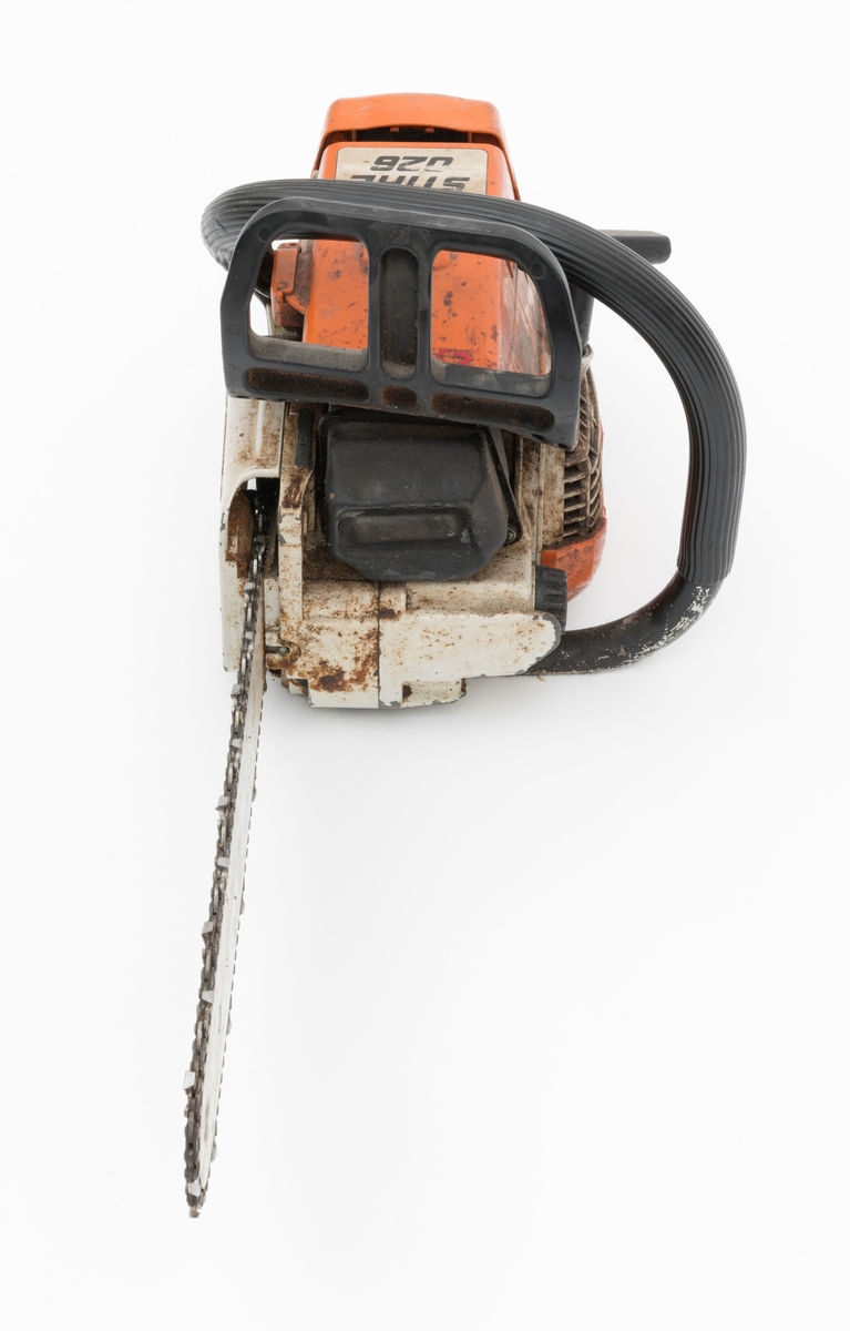 Motorsag av typen Stihl 026 beregnet for en person, enmannssag, med påmontert sverd og sagkjede. For registrator ser saga ut til å være komplett. Stramming av sagkjedet skjer på denne sagmodellen rett inn fra siden på høyre sidedeksel. Forgassersystemet (membranforgasseren) kan snus i ulike vinkler uten at det påvirker motorens gang. Dermed kan saga brukes til felling, kapping og kvisting uten at motoren stopper. Foran fremre håndtaksbøyle er det påmontert en svart vernebøyle/verneskjerm for venstre hånd. Kjedebremsen utløses når bøylen presses fremover og om saga gjør et uventet kast (tilbakeslag). Saga er blant annet utstyrt med varme i håndtakene og en dekompresjonsventil.  Ventilen, som er plassert oppå toppen av sylinderen, reduserer kompresjonstrykket i sylinderen slik at motstanden reduseres under start av saga. 

Sags komponenter er i hovedsak utført i stål, aluminium og presstøpte metallegeringer. Det er også endel komponenter i plast og gummi.  Saga har stående sylinder med eksospotte, lydpotte, (lyddemper) i front. Påfylling for bensin på venstre side bak på sagkroppen, tanken er plassert bak motoren. Kjedeoljetanken gjenfinnes foran på motorkroppen med påfylling på venstre side. Fremre håndtaksbøyle, som omslutter sagkroppen, er innfestet under sagkroppen på venstre side. På høyre side er den skrudd fast til sagkroppen rett bak bak sidedekselet.  Bryter for varmen i håndtaket gjenfinnes mellom skruene for innfesting av bøylen i sagkroppen.  Bøylen er  polstret med et svart riflete gummibelegg. 
Bakre håndtak, som er utformet som et pistolgrep, har gasshendel og gassperre i montert i håndtaket. Håndtaket har også høyrehåndsvern. 
Saga er avvibrert med gummielementer som reduserer vibrasjonene fra sagkroppen og sagkjedet til håndtakene. 
Stoppknappen gjenfinnes rett ved siden av det bakre håndtaket. Knappen har tre funksjoner: stopp, choke og halvgass. Tilgang til forgasserens justeringsdyser fås på høyre side av sagkroppen, rett ved siden av luftfilterdekselet. 

Fra en medfølgede lapp til og andre kilder gjengis det her noen tekniske spesifikasjoner for saga: 
Motor: Totaktsmotor
Sylindervolum: 48,7 kubikkcentimeter.
Ytelse: 3,5 hestekrefter.
Vekt: 5,7 kg.
Drivstofftank: 0,47 liter. 
Oljetank: 0,32 liter.

For en teknisk beskrivelse av saga se vedlagt fil under fanen "Referanser til filer".
