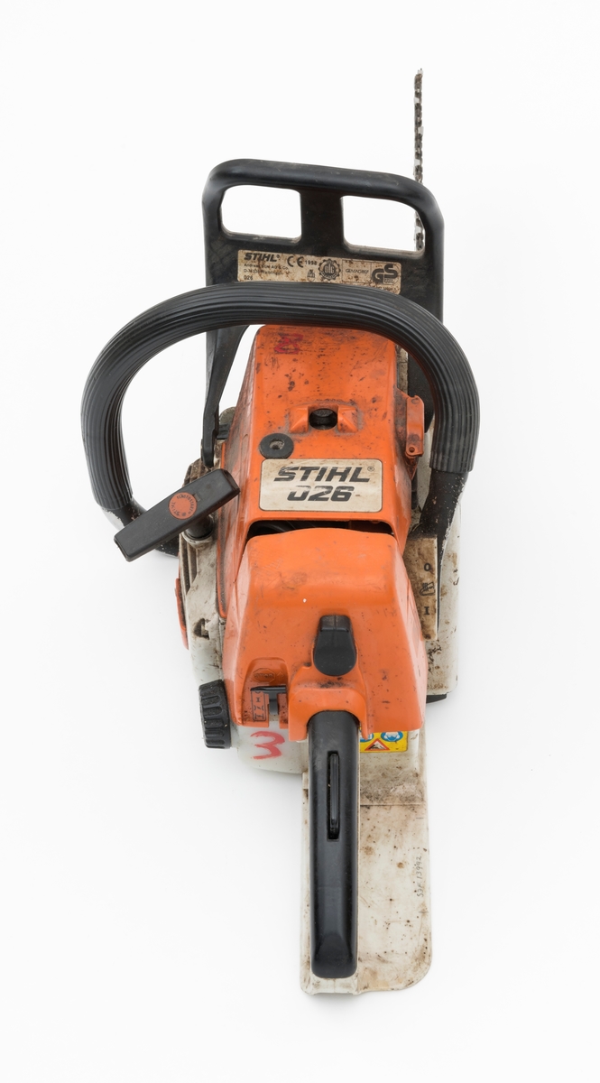 Motorsag av typen Stihl 026 beregnet for en person, enmannssag, med påmontert sverd og sagkjede. For registrator ser saga ut til å være komplett. Stramming av sagkjedet skjer på denne sagmodellen rett inn fra siden på høyre sidedeksel. Forgassersystemet (membranforgasseren) kan snus i ulike vinkler uten at det påvirker motorens gang. Dermed kan saga brukes til felling, kapping og kvisting uten at motoren stopper. Foran fremre håndtaksbøyle er det påmontert en svart vernebøyle/verneskjerm for venstre hånd. Kjedebremsen utløses når bøylen presses fremover og om saga gjør et uventet kast (tilbakeslag). Saga er blant annet utstyrt med varme i håndtakene og en dekompresjonsventil.  Ventilen, som er plassert oppå toppen av sylinderen, reduserer kompresjonstrykket i sylinderen slik at motstanden reduseres under start av saga. 

Sags komponenter er i hovedsak utført i stål, aluminium og presstøpte metallegeringer. Det er også endel komponenter i plast og gummi.  Saga har stående sylinder med eksospotte, lydpotte, (lyddemper) i front. Påfylling for bensin på venstre side bak på sagkroppen, tanken er plassert bak motoren. Kjedeoljetanken gjenfinnes foran på motorkroppen med påfylling på venstre side. Fremre håndtaksbøyle, som omslutter sagkroppen, er innfestet under sagkroppen på venstre side. På høyre side er den skrudd fast til sagkroppen rett bak bak sidedekselet.  Bryter for varmen i håndtaket gjenfinnes mellom skruene for innfesting av bøylen i sagkroppen.  Bøylen er  polstret med et svart riflete gummibelegg. 
Bakre håndtak, som er utformet som et pistolgrep, har gasshendel og gassperre i montert i håndtaket. Håndtaket har også høyrehåndsvern. 
Saga er avvibrert med gummielementer som reduserer vibrasjonene fra sagkroppen og sagkjedet til håndtakene. 
Stoppknappen gjenfinnes rett ved siden av det bakre håndtaket. Knappen har tre funksjoner: stopp, choke og halvgass. Tilgang til forgasserens justeringsdyser fås på høyre side av sagkroppen, rett ved siden av luftfilterdekselet. 

Fra en medfølgede lapp til og andre kilder gjengis det her noen tekniske spesifikasjoner for saga: 
Motor: Totaktsmotor
Sylindervolum: 48,7 kubikkcentimeter.
Ytelse: 3,5 hestekrefter.
Vekt: 5,7 kg.
Drivstofftank: 0,47 liter. 
Oljetank: 0,32 liter.

For en teknisk beskrivelse av saga se vedlagt fil under fanen "Referanser til filer".