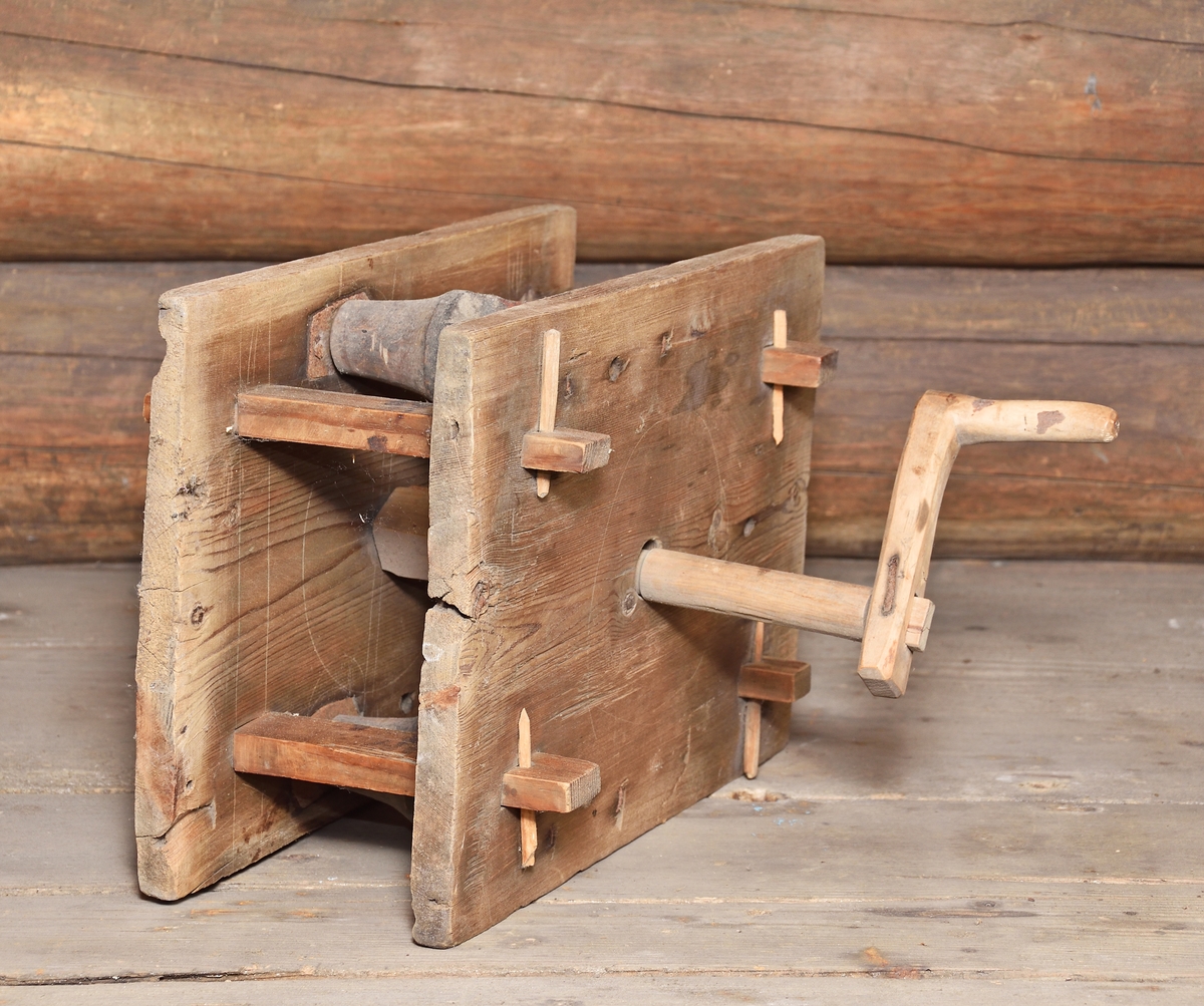 Geskär av trä, (A) tvinningsmaskin, för repslageri, med fäste för tre kardeler. Drivkonstruktion sammanfogad i två rektangulära plana plattor med fyra slåar. Inuti ett större kugghjul som drivs med en vevaxel. Det större kugghjulets kuggtänder driver i sin tur tre mindre kugghjul för högre varvtal. De tre mindre kugghjulen är fästa på svarvade flaskformade nav som driver tre järnkrokar i ändarna. De tre järnkrokarna fungerar som fästen för kardeler. Till geskär hör en platt konformad tvinnsticka av trä (B) med tre skåror, två på ovandelen och en på underdelen.

