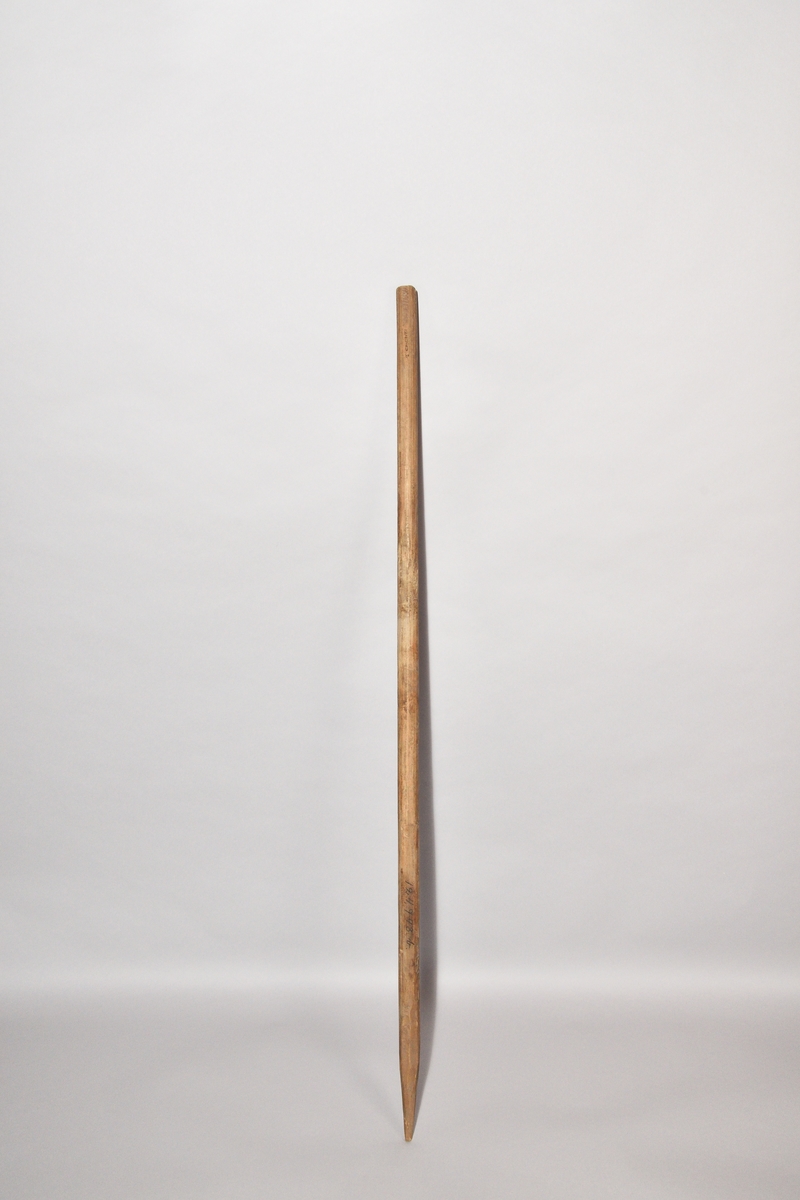 Talgspett, tre stycken, av granpinnar, avbarkade, tillspetsade i ena ändan.