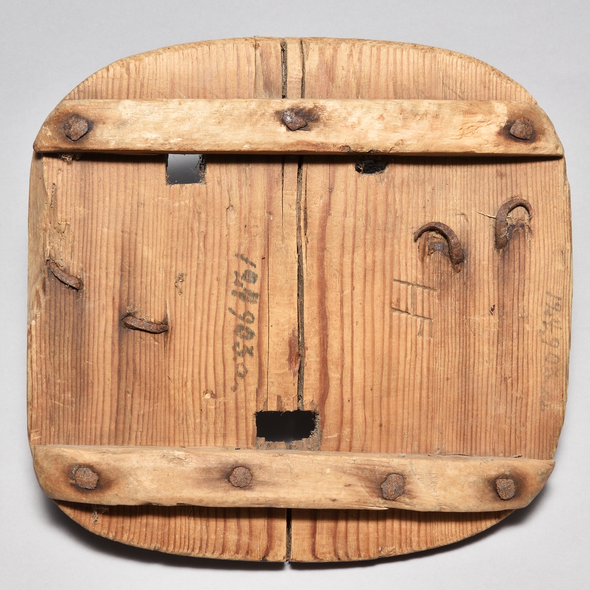 Hästtrygor, 3 st, av furu, alla av samma form: fyrkantiga med rundade hörn. På undersidan två påspikade tvärslåar av björk. Tre hål för broddarna, bindslen i form av hasp av järn. Märken efter hästskon. A märkt med "HF", B med "HB" och C med "WA".