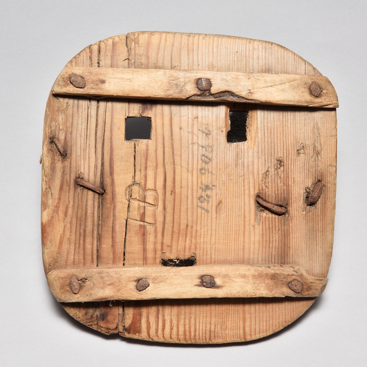 Hästtrygor, 3 st, av furu, alla av samma form: fyrkantiga med rundade hörn. På undersidan två påspikade tvärslåar av björk. Tre hål för broddarna, bindslen i form av hasp av järn. Märken efter hästskon. A märkt med "HF", B med "HB" och C med "WA".