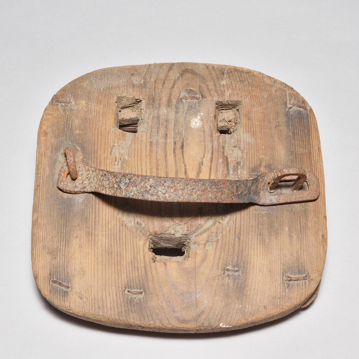 Hästtrygor, 3 st, av furu, alla av samma form: fyrkantiga med rundade hörn. På undersidan två påspikade tvärslåar av björk. Tre hål för broddarna, bindslen i form av hasp av järn. Märken efter hästskon. A märkt med "HF", B med "HB" och C med "WA".