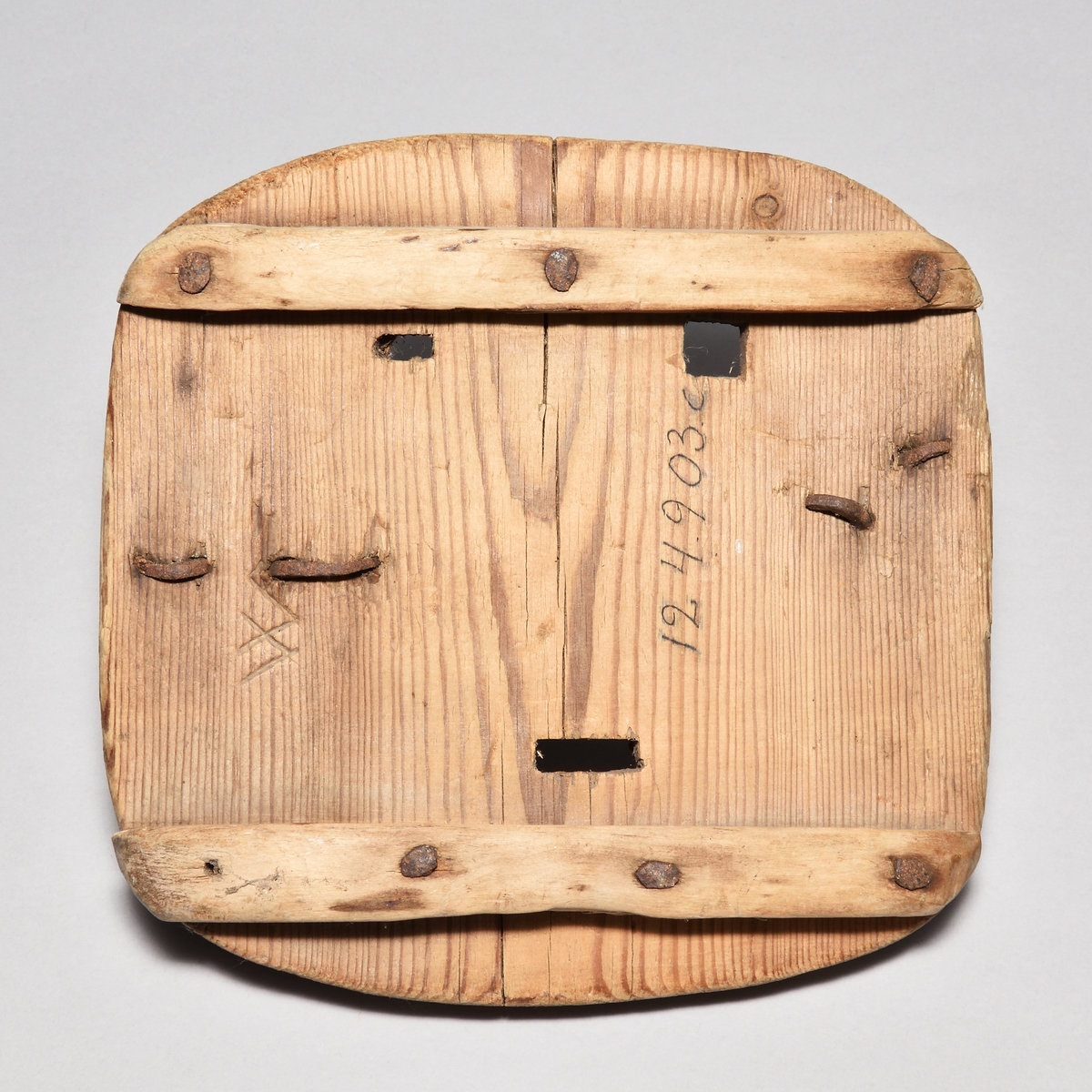 Hästtrygor, 3 st, av furu, alla av samma form: fyrkantiga med rundade hörn. På undersidan två påspikade tvärslåar av björk. Tre hål för broddarna, bindslen i form av hasp av järn. Märken efter hästskon. A märkt med "HF", B med "HB" och C med "WA".