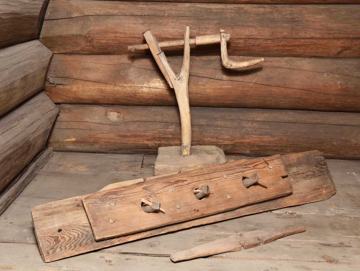 Tvinnmaskin av trä för repslageri. Bestående av tre delar. En repvagn för tre kardeler med tre stycken paralleldrivna trätvingar som framtill är fästa i en längre regel och baktill i ett konformat huvud,. Ändar på huvudet bildar handtag för vagnen. En stående vev av trä med y--formad ståndare i grövre fotplatta, ena bygeln är förlängd med spikad träbit. Vevhandtag med en uppstående spik i andra ändan. Tillhörande konformad tvinnsticka med utsågade fästen.
