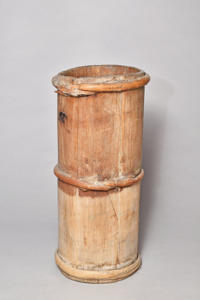 Ljuskärna, laggad, av barrträ, cylindrisk, omålad, sju stavar och tre vidjor.