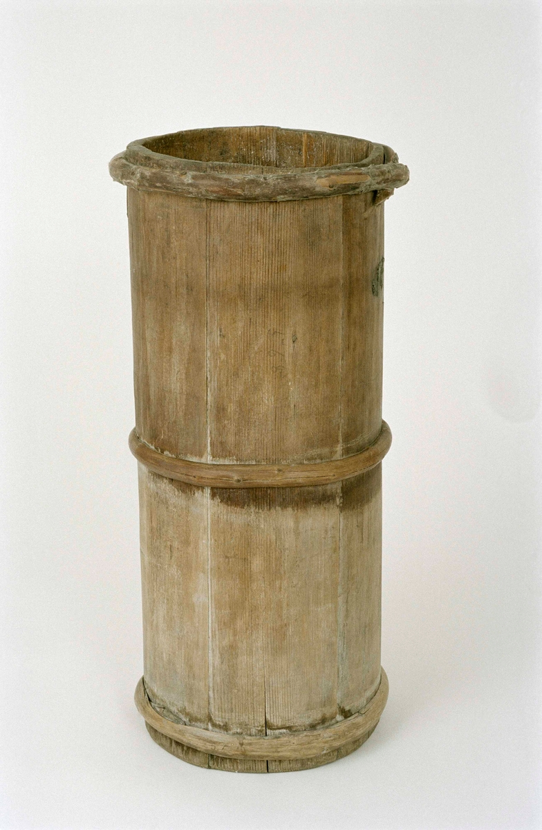 Ljuskärna, laggad, av barrträ, cylindrisk, omålad, sju stavar och tre vidjor.