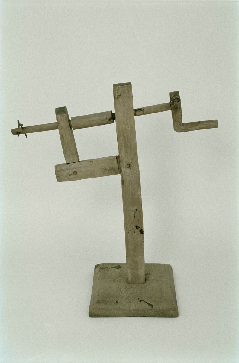 Tvinnmaskin av trä för repslageri. Bestående av två delar. En repvagn för tre kardeler med tre stycken paralleldrivna trätvingar som framtill är fästa i en längre regel och baktill i ett konformat huvud,. Ändar på huvudet bildar handtag för vagnen. En stående vev av trä tillhörande tvinnmaskin. Fyrkantig ståndare  fäst i fotplatta med fasade kanter, i ståndare stöd för vevstången. Vev med L-format handtag, avbrutet, i ändan två spikar för att fästa repet i.

