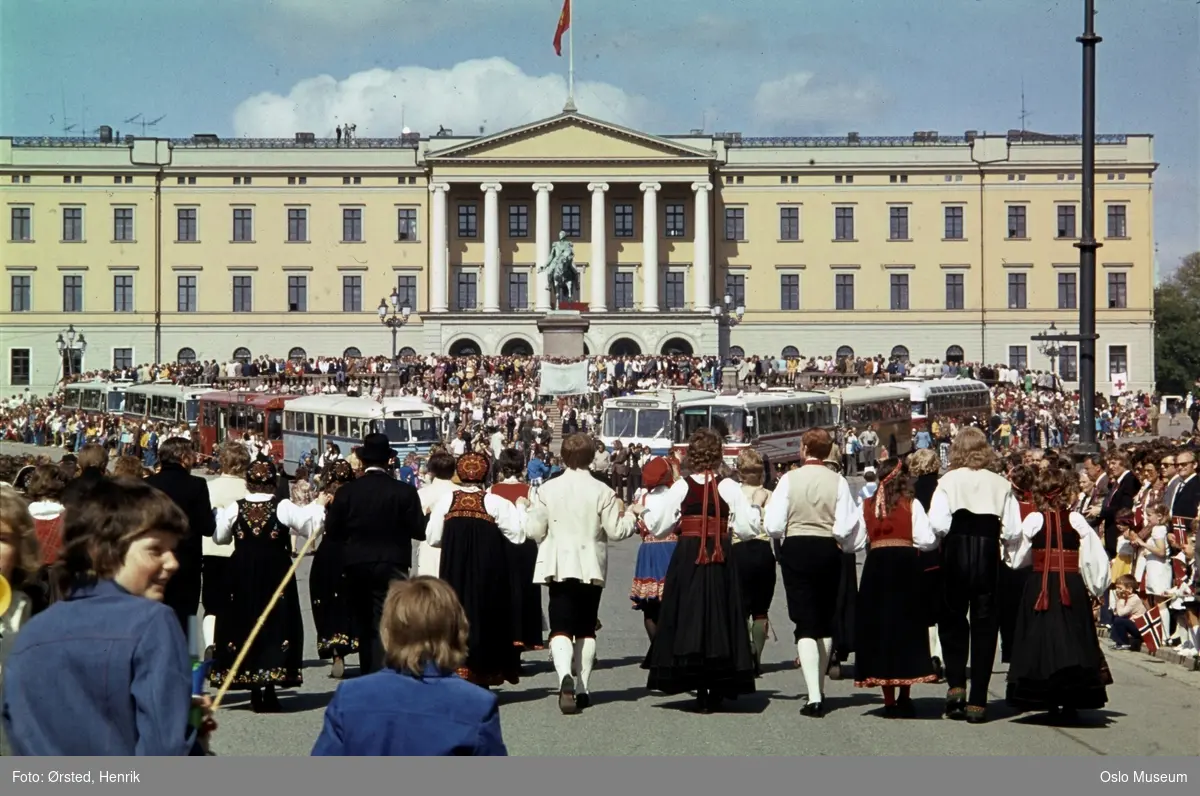 17. mai-feiring, 17. mai-tog, folkedansere fra Bondeungdomslaget i Oslo, kvinner, menn, bunader, busser, rytterstatue, Slottet