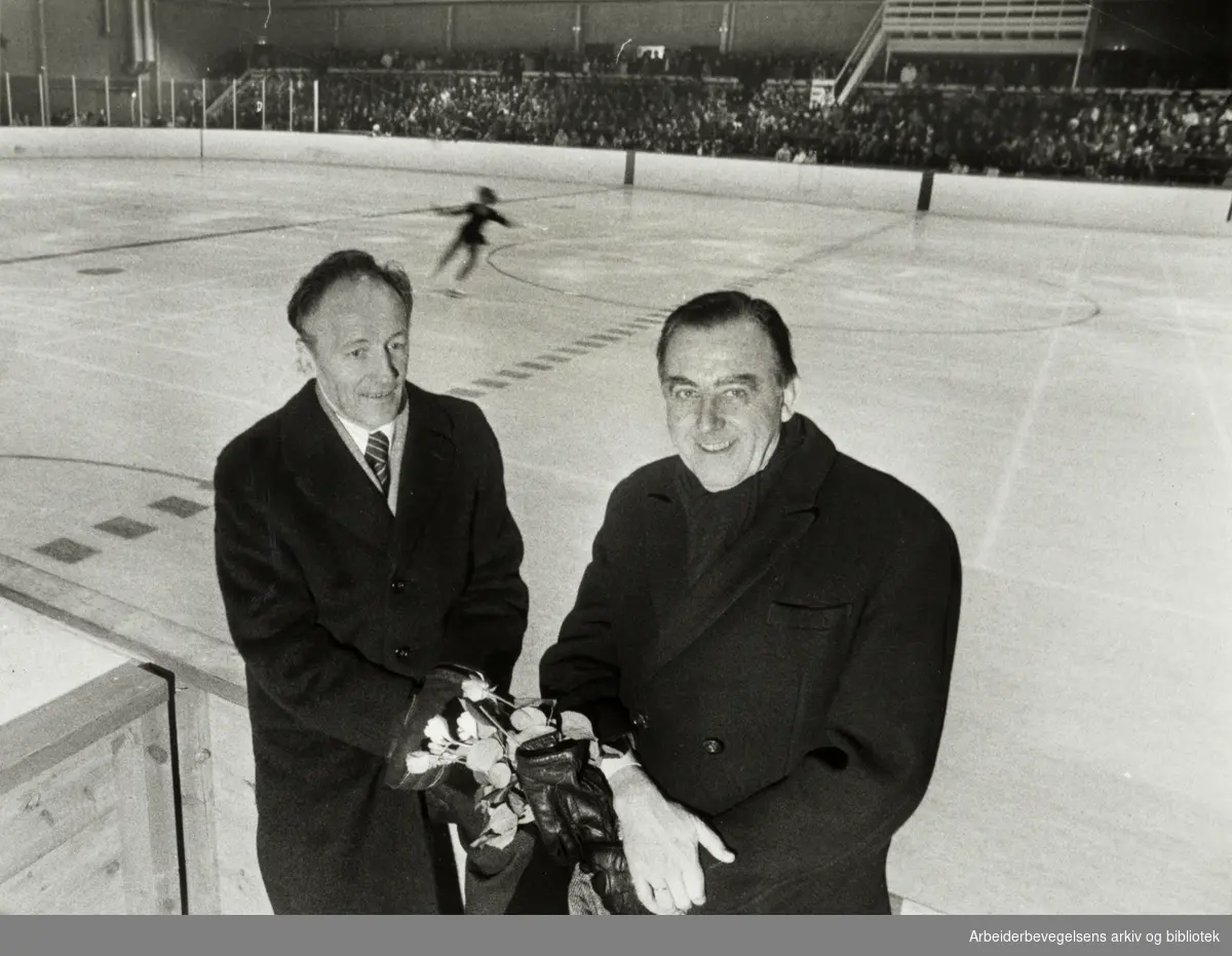 Manglerud. Manglerudhallen. Odd Wivegh og ordfører Albert Nordengen under åpningen av hallen. Mars 1979