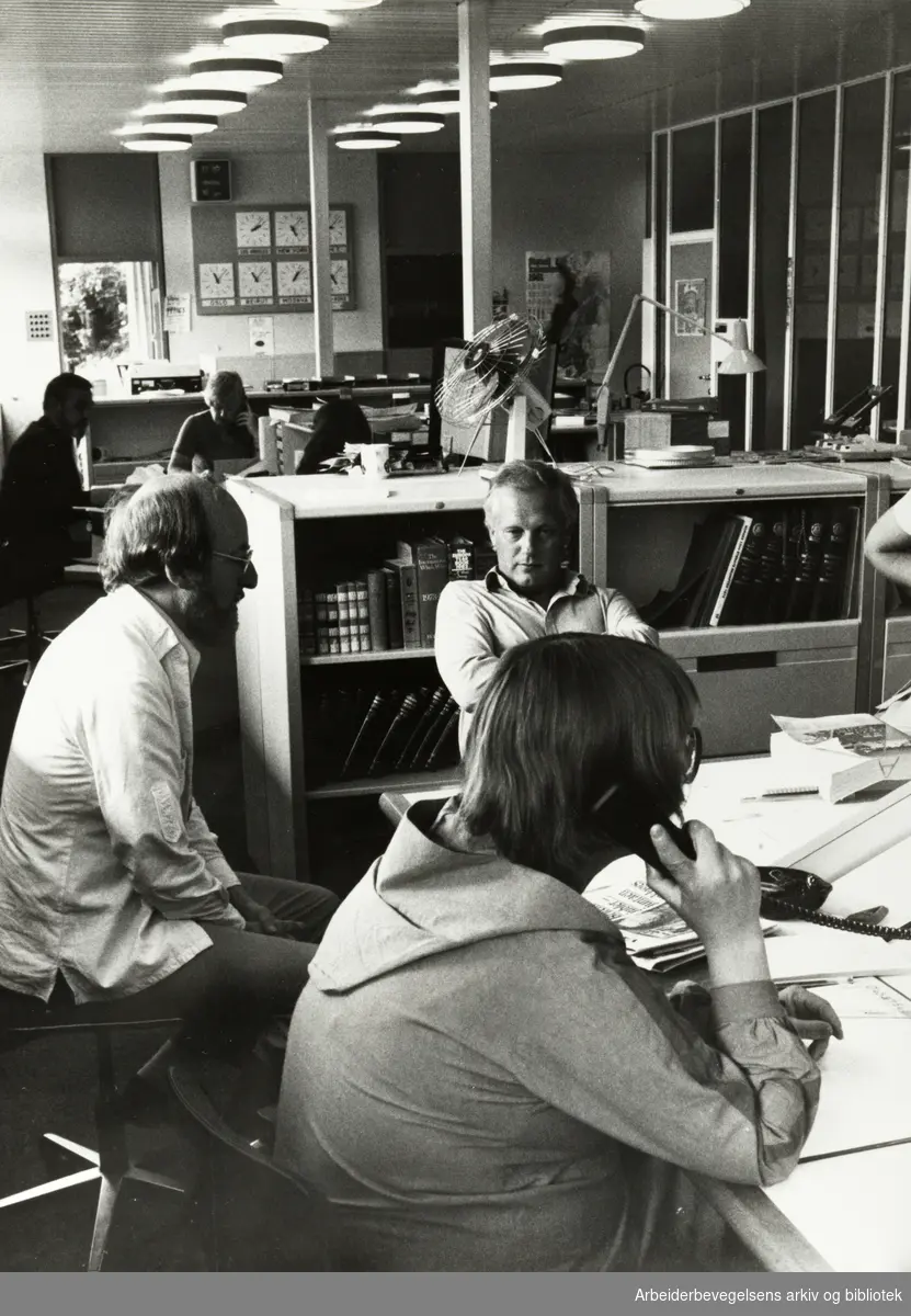 Marienlyst. Kringkastingshuset. Redaksjonssjef i Dagsrevyen Strand i samtale med Richard Blindheim. Juni 1982