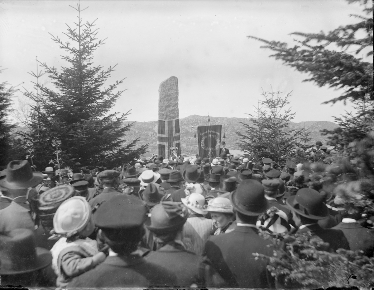 Avduking av monument over eidsvollsmannen Christen Mølbach i Fjellparken i Egersund