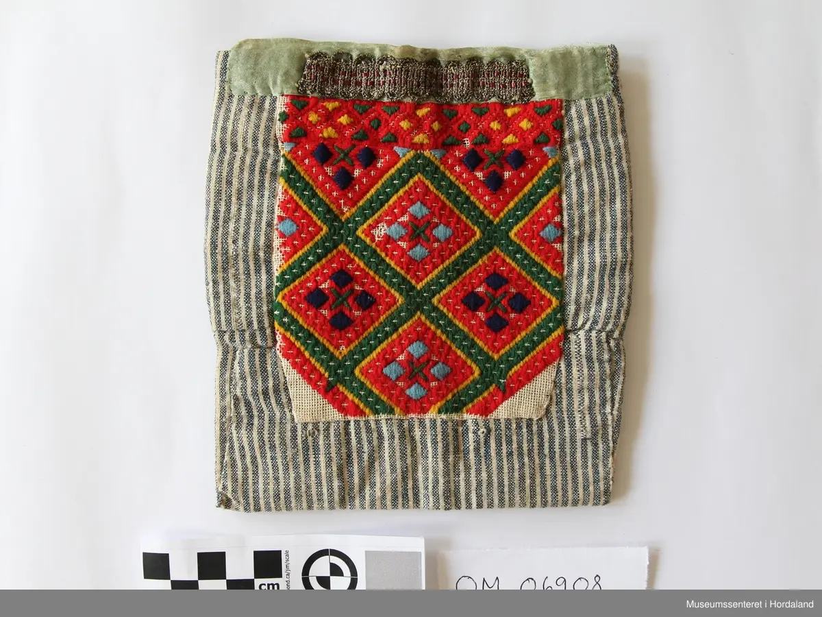 grøn pyntekant, gullbord oppe.