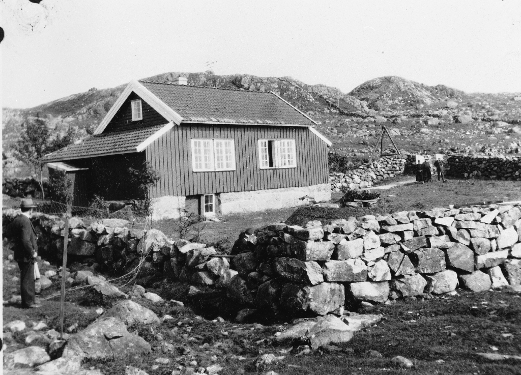 Knudaheio og gravhaugen før urnenedsetjinga i 1925.