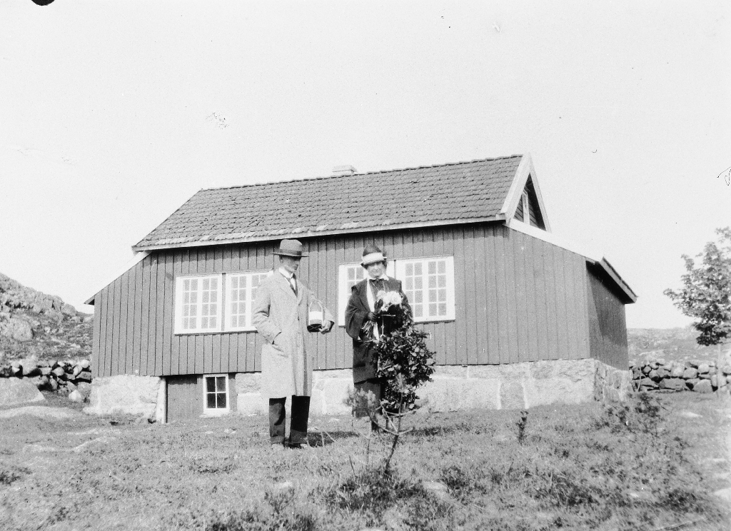 Knudaheio i 1925. Arne O. F. Garborg med urna til Arne Garborg. Til Høgre Hulda Garborg f. Bergesen med krans og blomar.