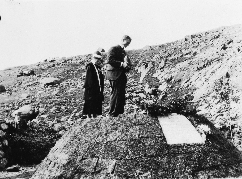 Frå nedsetjinga av urna til Arne Garborg i Knudaheio. Hulda Garborg og Arne O. F. Garborg på gravhaugen.