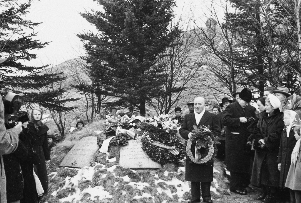 Frå 100 års jubileet til Arne Garborg i 1951. Oberstløytnant Edv. Os helsar frå Det norske Teateret.