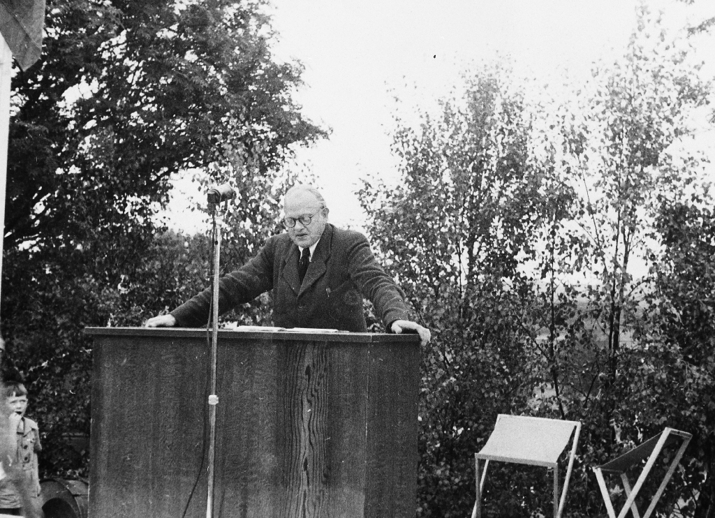 Frå 100 års stemnet for Arne Garborg i august 1951. Jørgen Bukdahl heldt hovudtalenpå stemnet.