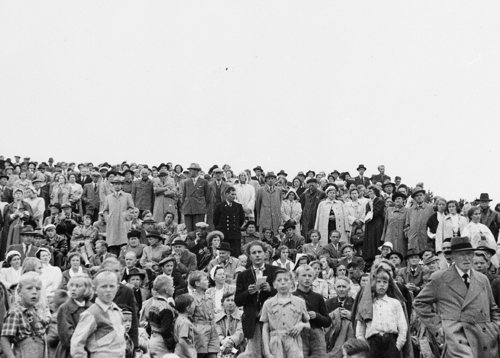 Frå 100 års stemnet for Arne Garborg i august 1951. Ein del av møtelyden medan Jørgen Bukdahl talar.