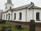 Exteriör, Kärda kyrka i Kärda socken, Värnamo kommun, med nyligen utbytt fotränna till plåttaket.