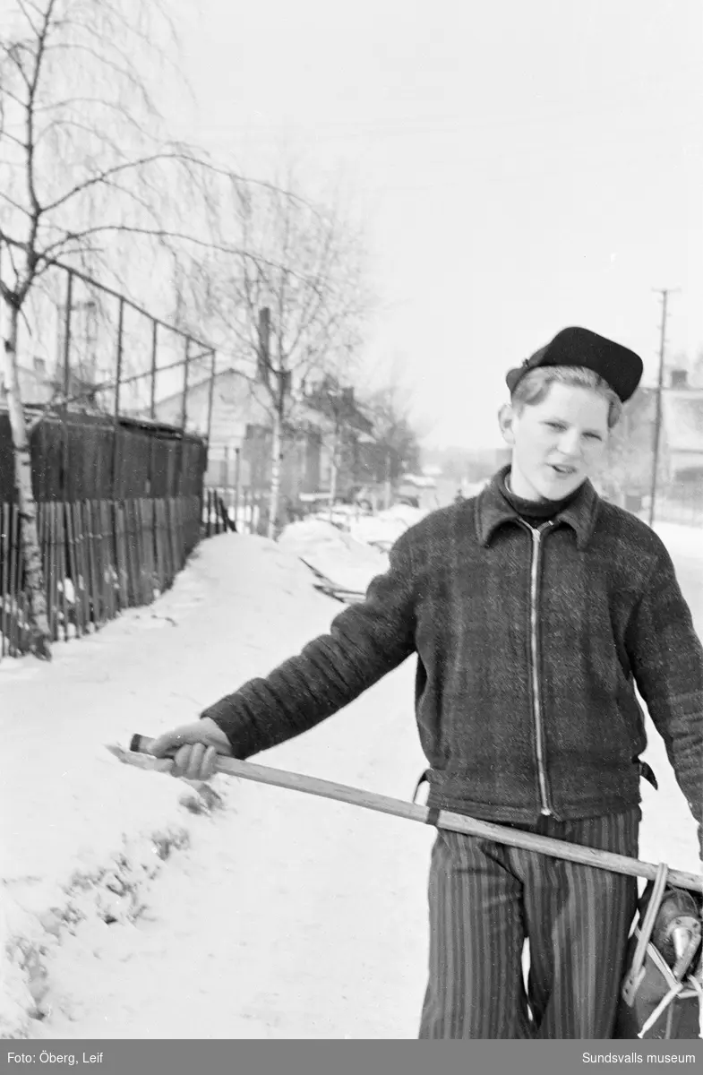 Jan-Olov Söderberg, Skönvik-Sunds IF, med hockeytrunk och klubba vid hockeyplanen vid Stenkrossplanen (bakom läktaren vid IP).