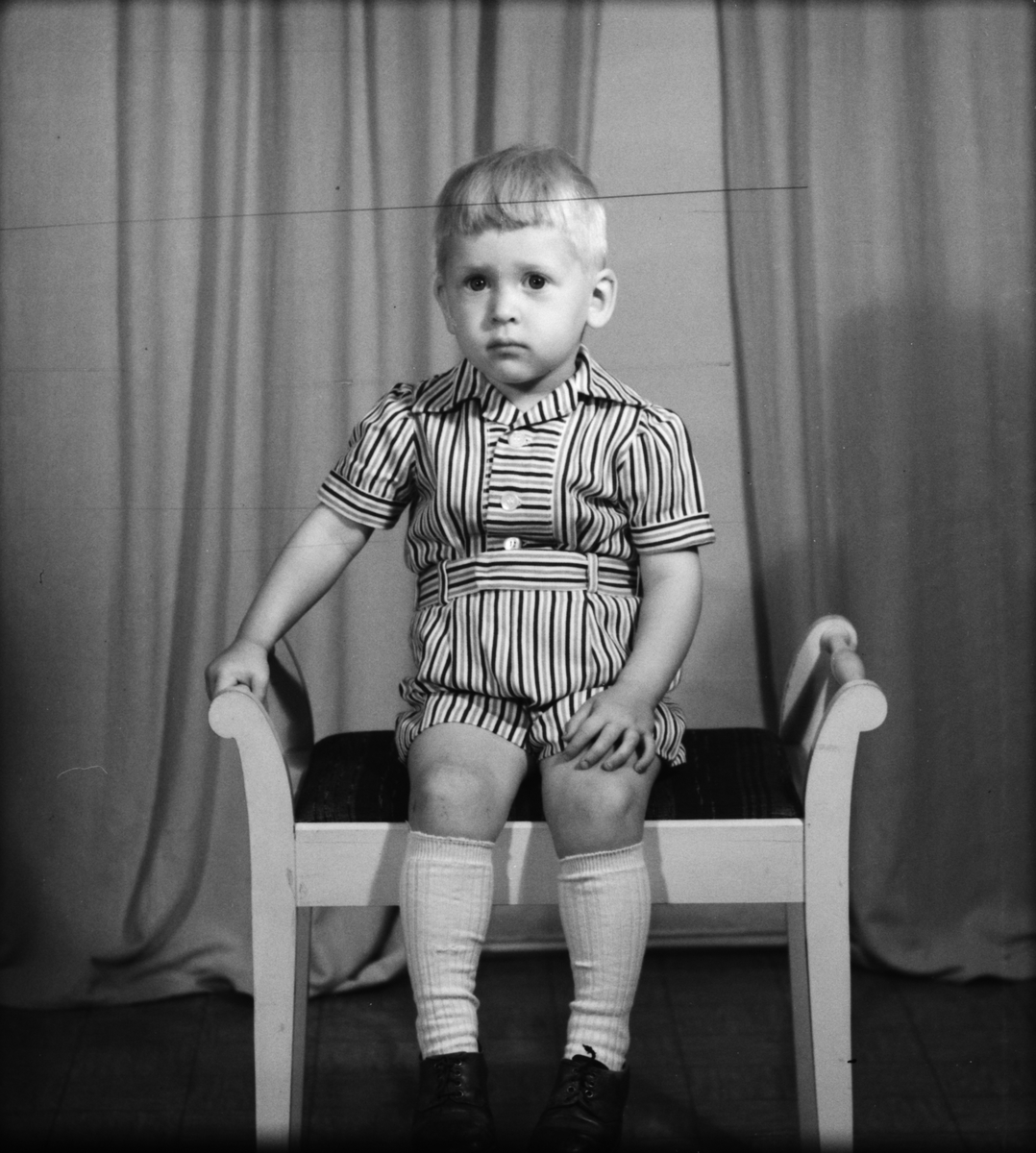 Maj-Britt Eklund med son från Ekeby by, Ekeby socken, Uppland 1951