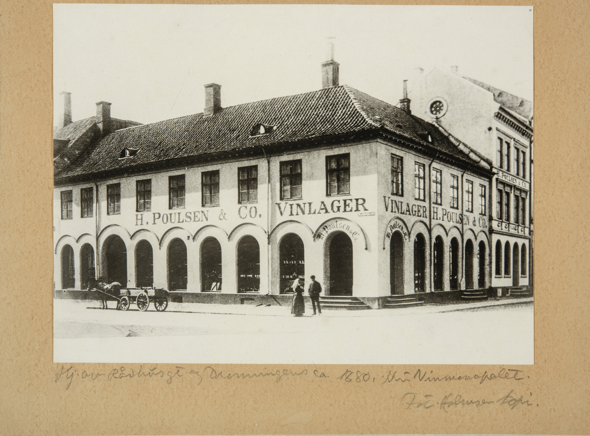 H. Poulsen & Cos vinlager, 1880. 
Anlegg på hjørnet av Rådhusgata og Dronningens gate, Kristiania. 
