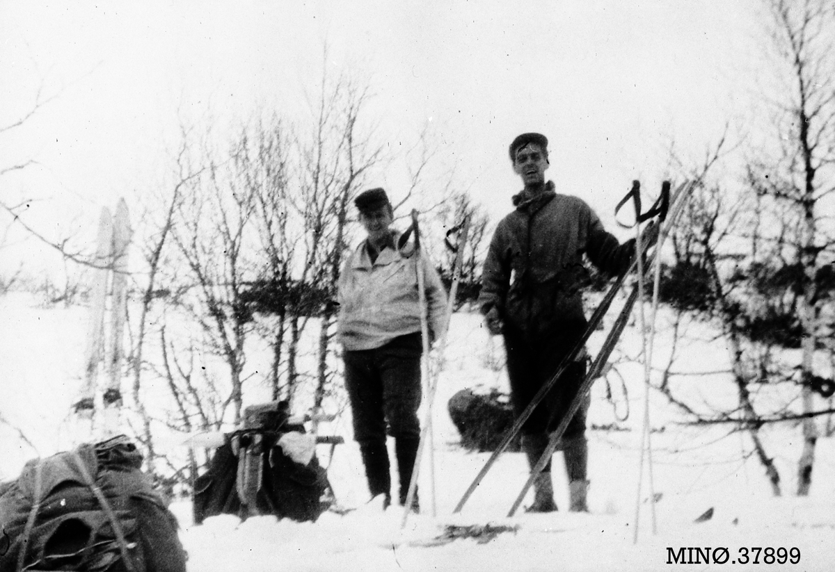 To menn med skiutstyr