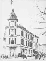 Repro: Bybilde med Lillehammers første bil (automobil) utenf