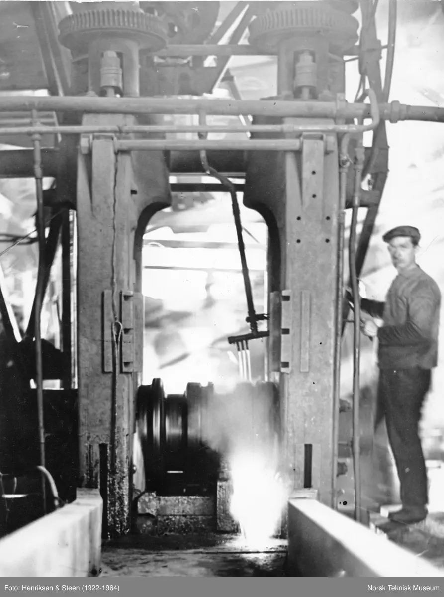 Industriarbeider valser skinner.