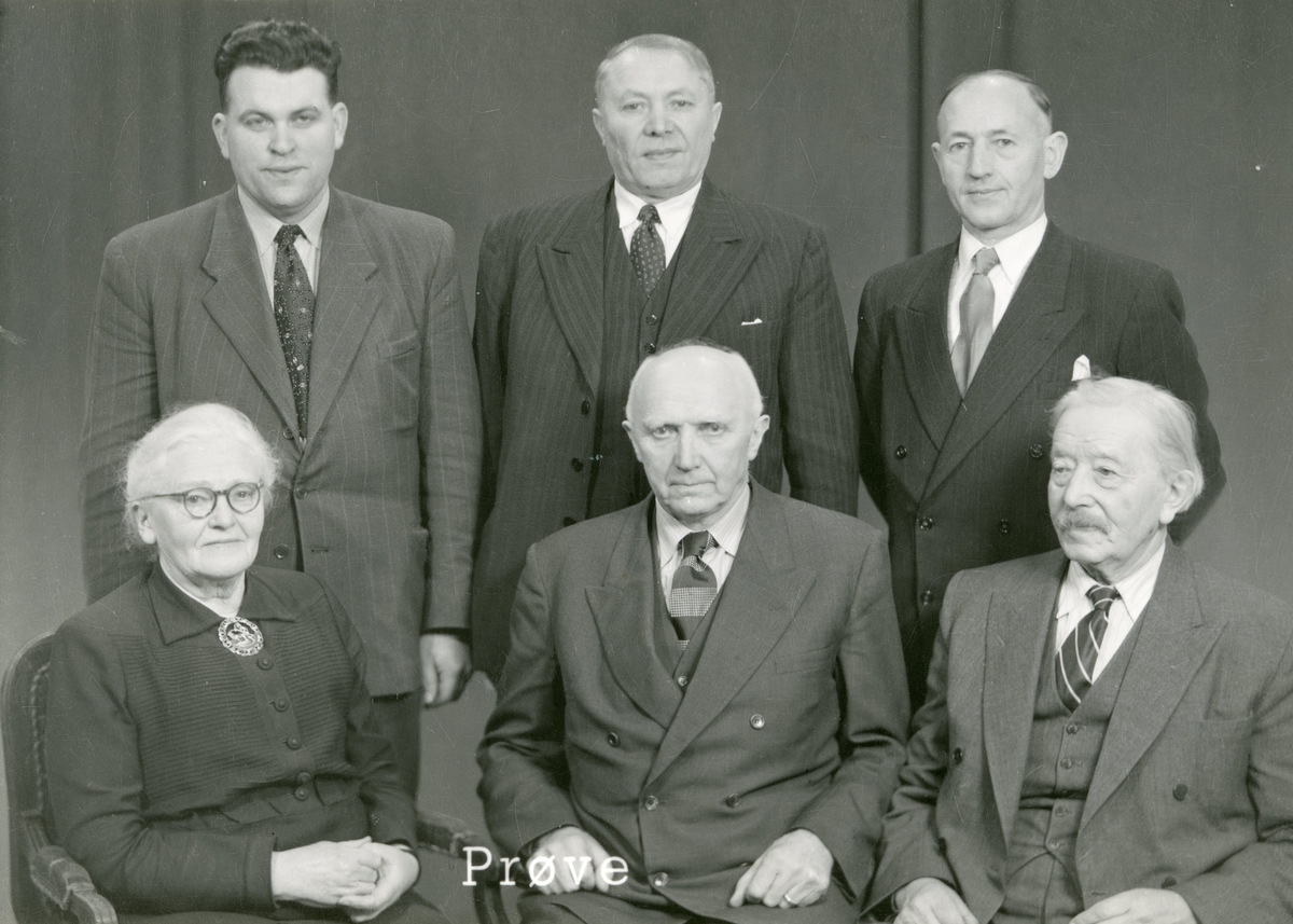 Gruppeportrett av styret på Sunnmøre Museum i 1956.