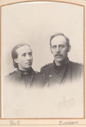 Studioportrett av ekteparet Ovesen i Frelsesarméuniformer.