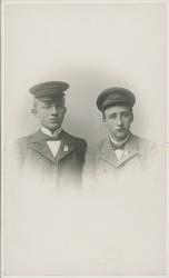 Studioportrett av to unge menn.