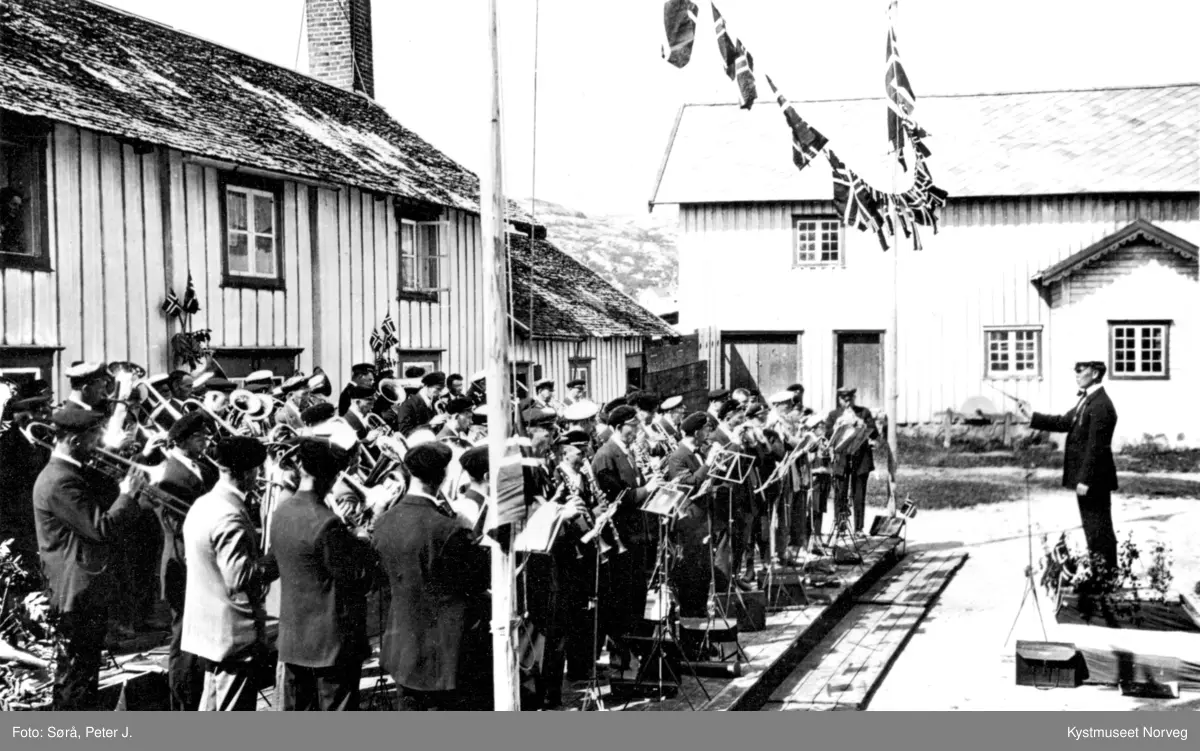 Rørvik, Rørvik Musikkforrening spiller i Berggårdstunet under et Musikk-stevne