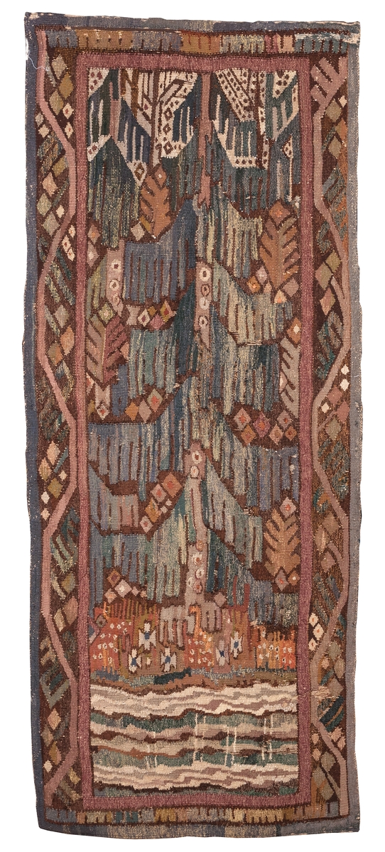 Väv/gobelin "Granen vid badstället" komponerad av Märta Måås-Fjetterström. Delvis nött. Denna nästan 2 meter höga gobeläng komponerade Märta Måås-Fjetterström år 1918 som gåva till sin vän och arbetsgivare vid Vittsjö vävskola Lilli Zickerman på hennes 60-årsdag. Med stor sannolikhet är den utförd av Märta Måås-Fjetterström själv. Till föremålet finns även en skiss i akvarell, GM42723.