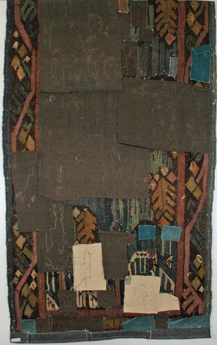 Väv/gobelin "Granen vid badstället" komponerad av Märta Måås-Fjetterström. Delvis nött. Denna nästan 2 meter höga gobeläng komponerade Märta Måås-Fjetterström år 1918 som gåva till sin vän och arbetsgivare vid Vittsjö vävskola Lilli Zickerman på hennes 60-årsdag. Med stor sannolikhet är den utförd av Märta Måås-Fjetterström själv. Till föremålet finns även en skiss i akvarell, GM42723.