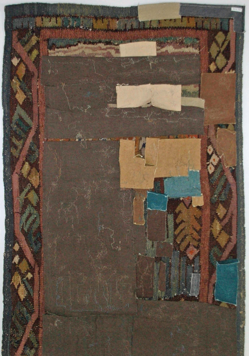 Väv/gobelin "Granen vid badstället" komponerad av Märta Måås-Fjetterström. Delvis nött. Denna nästan 2 meter höga gobeläng komponerade Märta Måås-Fjetterström år 1918 som gåva till sin vän och arbetsgivare vid Vittsjö vävskola Lilli Zickerman på hennes 60-årsdag. Med stor sannolikhet är den utförd av Märta Måås-Fjetterström själv. Till föremålet finns även en skiss i akvarell, GM42723.