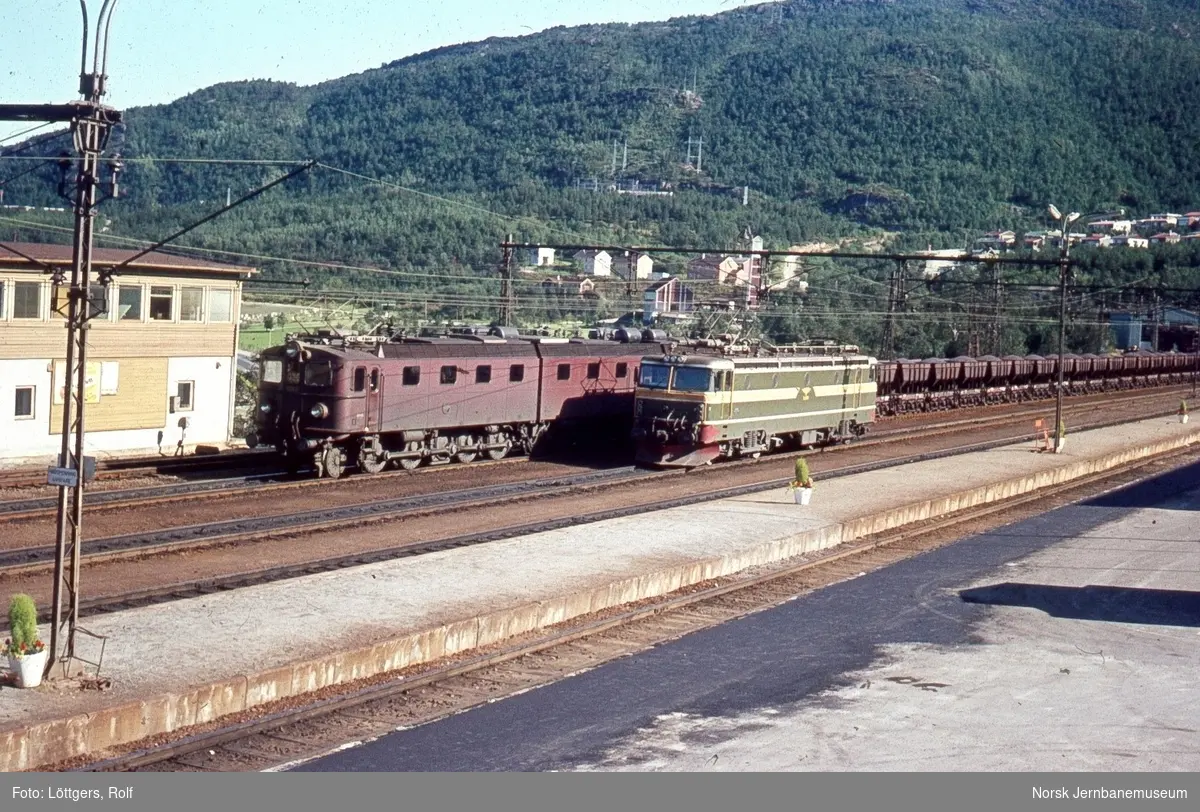 Elektrisk lokomotiv El 15 2194 (til høyre) og elektrisk lokomotiv Dm + Dm3 + Dm med malmtog på Narvik stasjon.