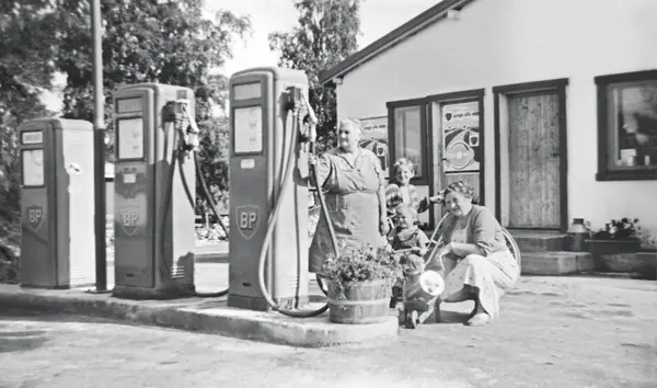 Kvinner ved bensinpumper. Foto: MiA.