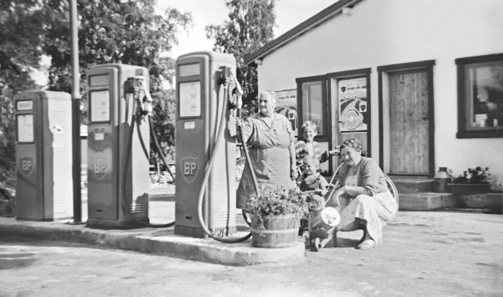 Kvinner ved bensinpumper. Foto: MiA.