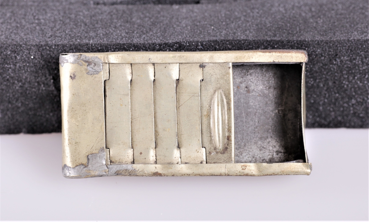 Esken har leddet skyvelokk som forsvinner i den dobbelte bunn, riveflate på den ene siden